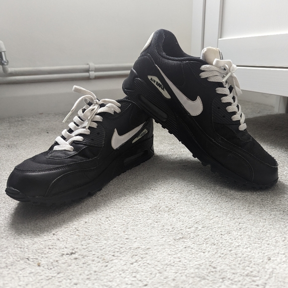 Black Nike Air Max - Picture 4 of 5